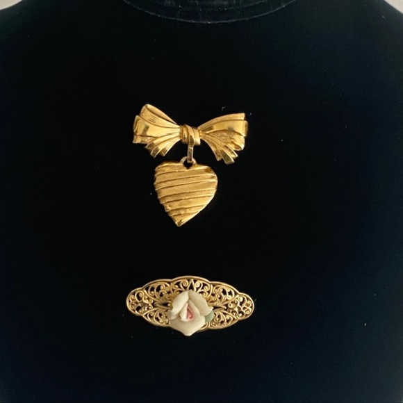 BUNDLE Avon Gold Tone Ribbon Heart/Gold Tone Filigree Ceramic Rose Brooches - Picture 3 of 7